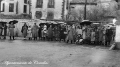 Personas obsrvando la inundación (hacia 1960)